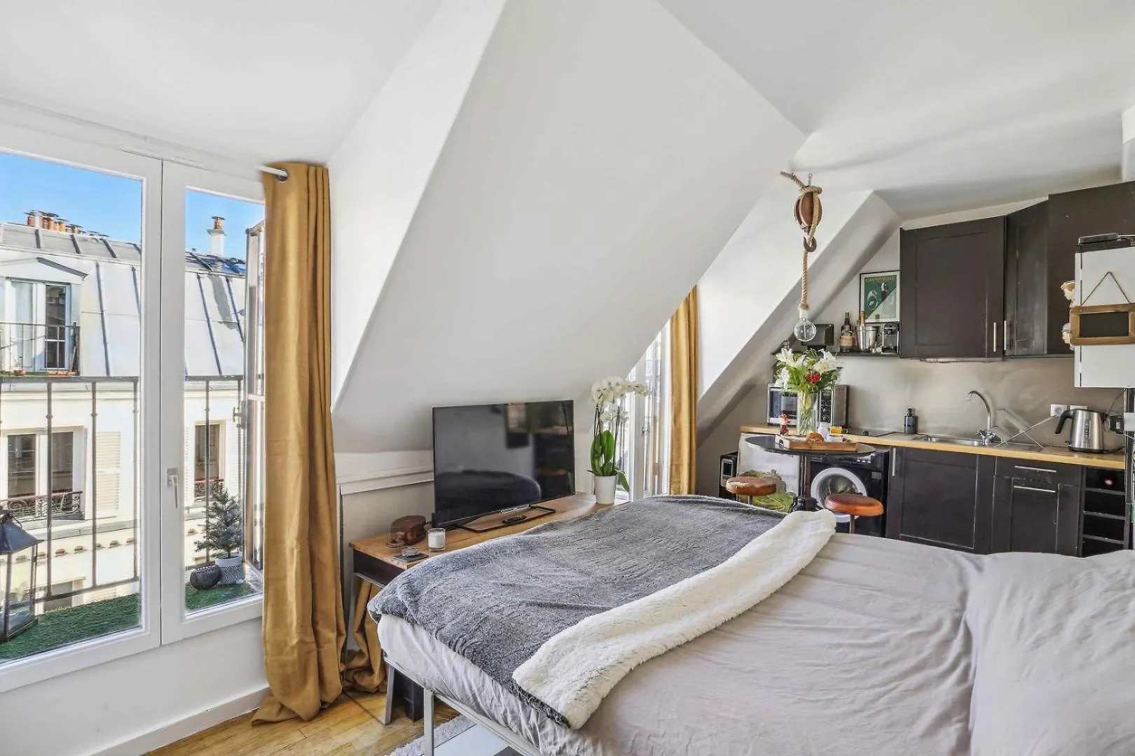 Le Joyeux Dans Les Hauteurs De Montmartre * Paris