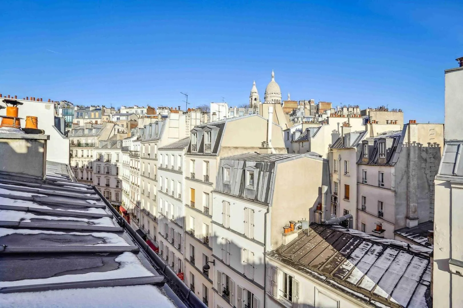 Le Joyeux Dans Les Hauteurs De Montmartre Daire Paris